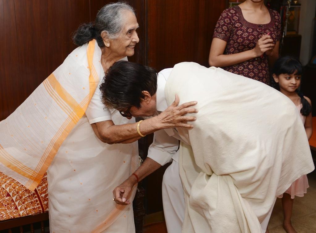 Amitabh meets onscreen mother