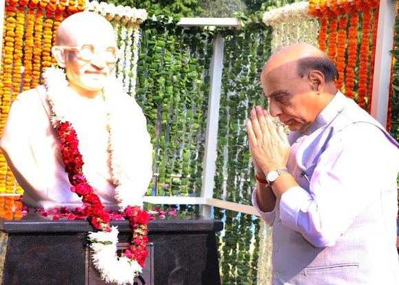 Gandhi 150: Defence Minister Unveils Statue of Gandhi